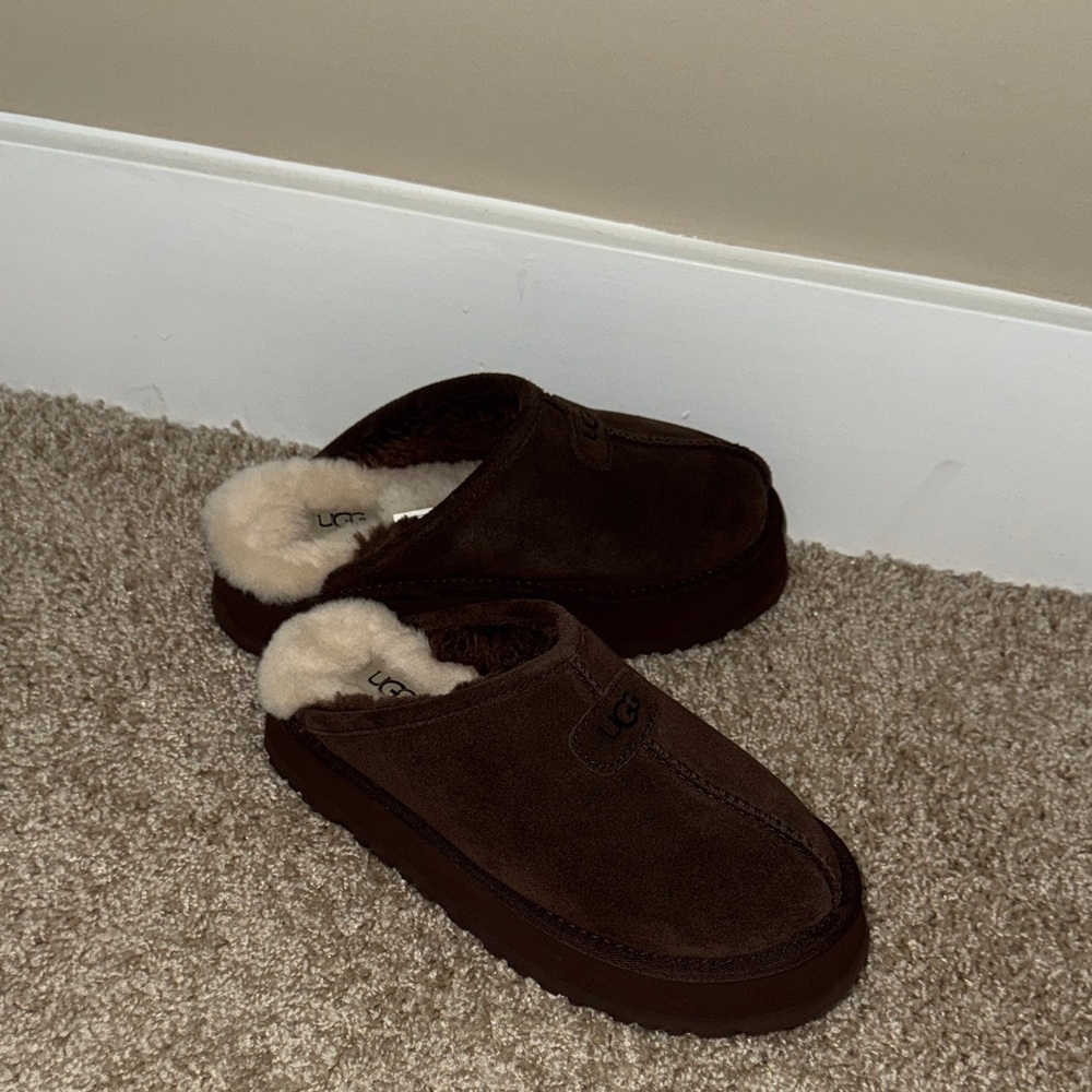 UGG platform slippers, never worn!!